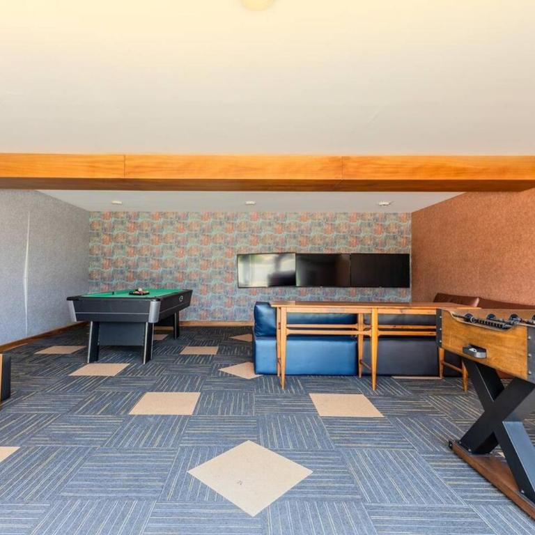 Waterfront condo with pool & gym access - Apartamento de 3 dormitorios - 52