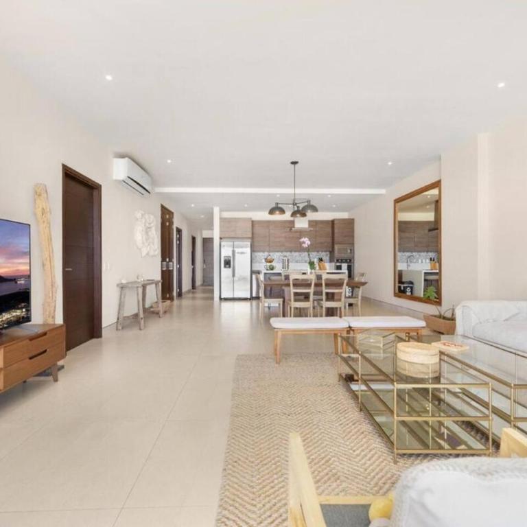 Waterfront condo with pool & gym access - Apartamento de 3 dormitorios - 54