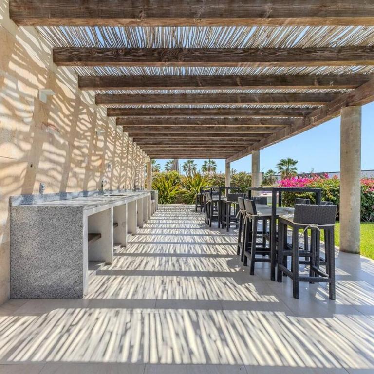 Waterfront condo with pool & gym access - Apartamento de 3 dormitorios - 60