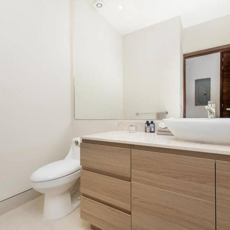 Waterfront condo with pool & gym access - Apartamento de 3 dormitorios - 62
