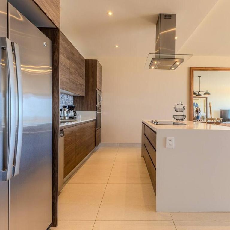 Waterfront condo with pool & gym access - Apartamento de 3 dormitorios - 73