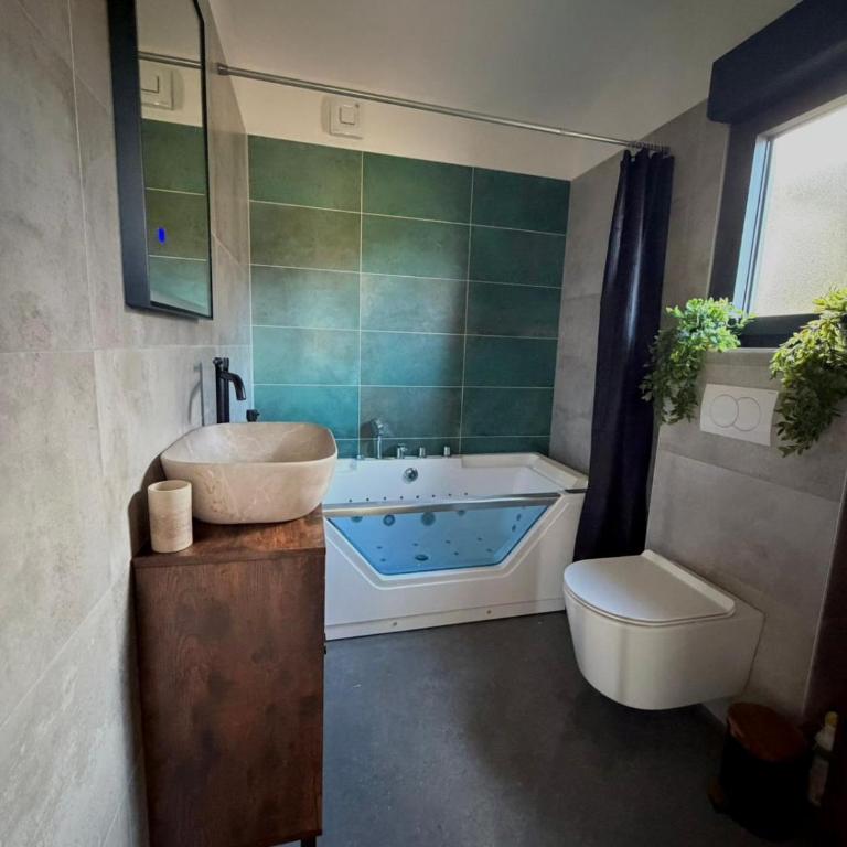 Chic and Chill Guest House, gite romantique Bali, piscine et spa - Maison 1 Chambre - 2