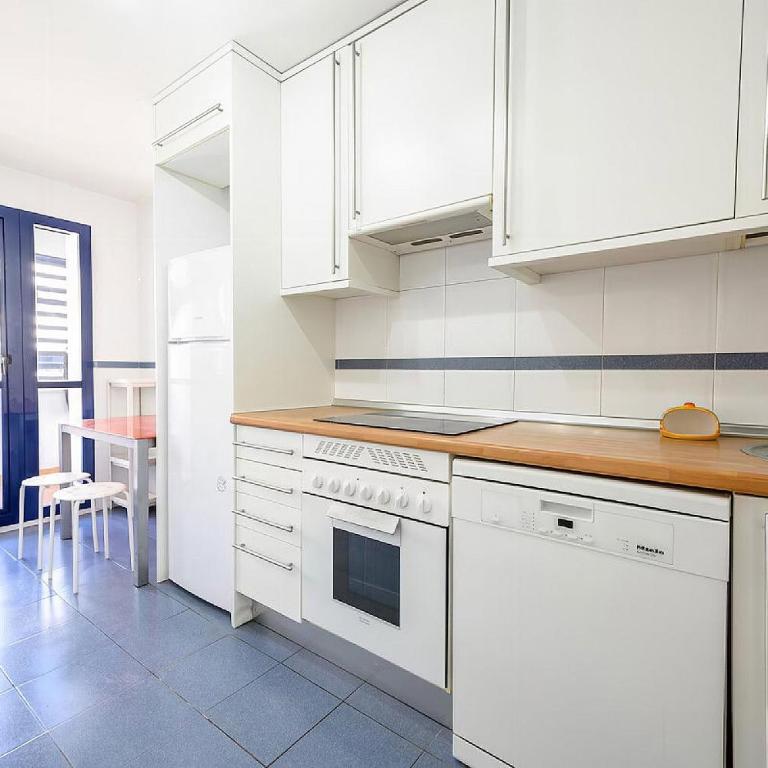 Estepona Port Bullring and Beach 2 Parkings - Apartment - 9