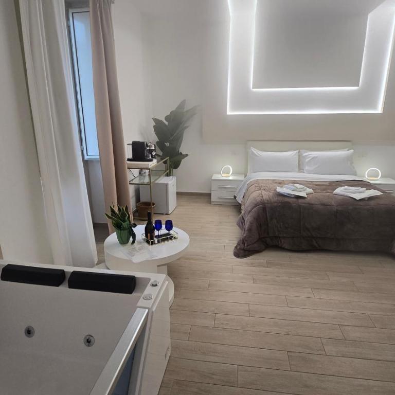 Centrale Suites - King Room with Spa Bath - 10