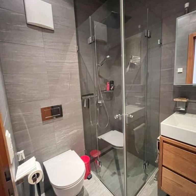 Stylish Modern Family Apartment close to the lifts - Apartment - 4