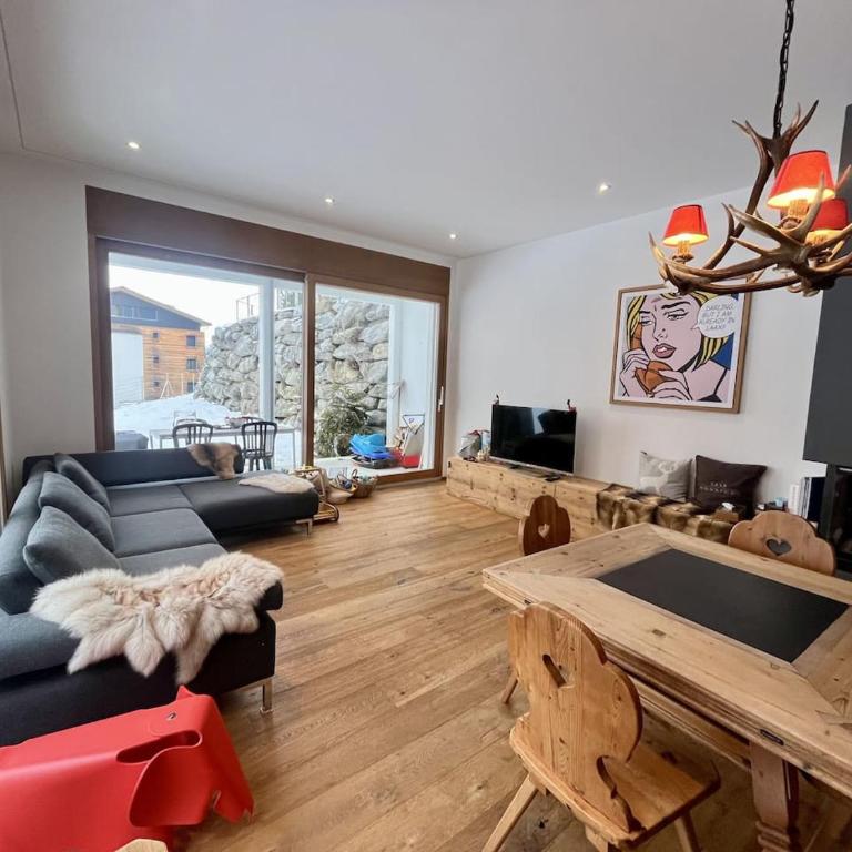 Stylish Modern Family Apartment close to the lifts - Apartment - 5