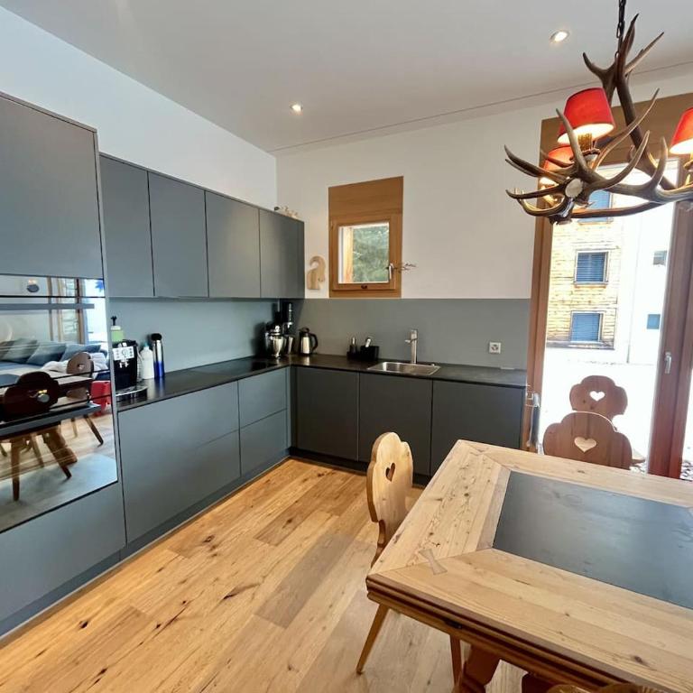 Stylish Modern Family Apartment close to the lifts - Apartment - 6
