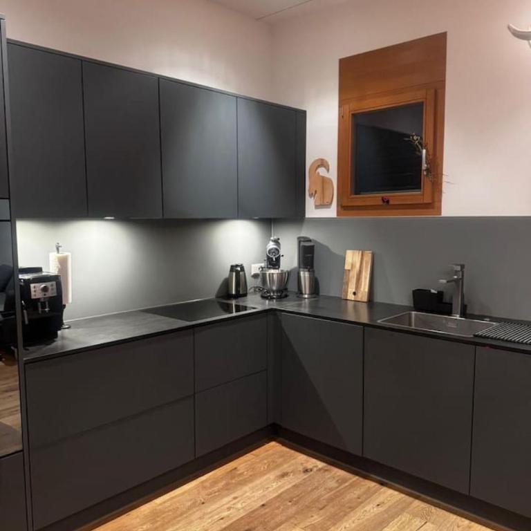 Stylish Modern Family Apartment close to the lifts - Apartment - 8