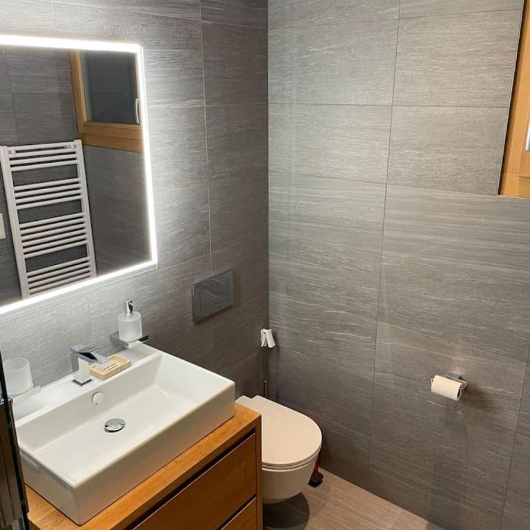 Stylish Modern Family Apartment close to the lifts - Apartment - 10
