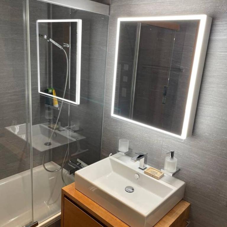 Stylish Modern Family Apartment close to the lifts - Apartment - 11