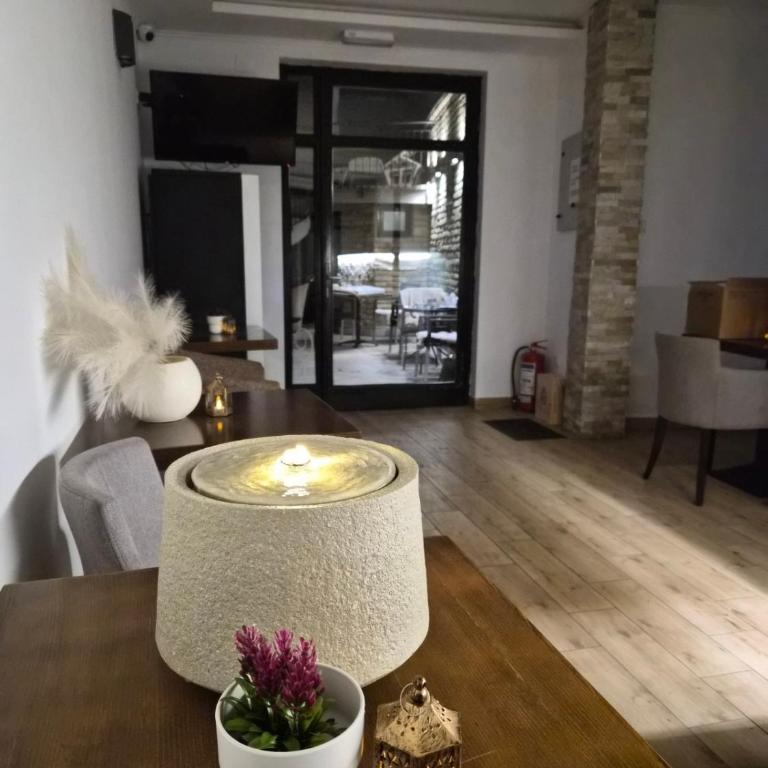 Imaginator Rooms PARKING and POOL is on REQUEST - Velika Dvokrevetna Soba sa Zasebnim Krevetima - 1