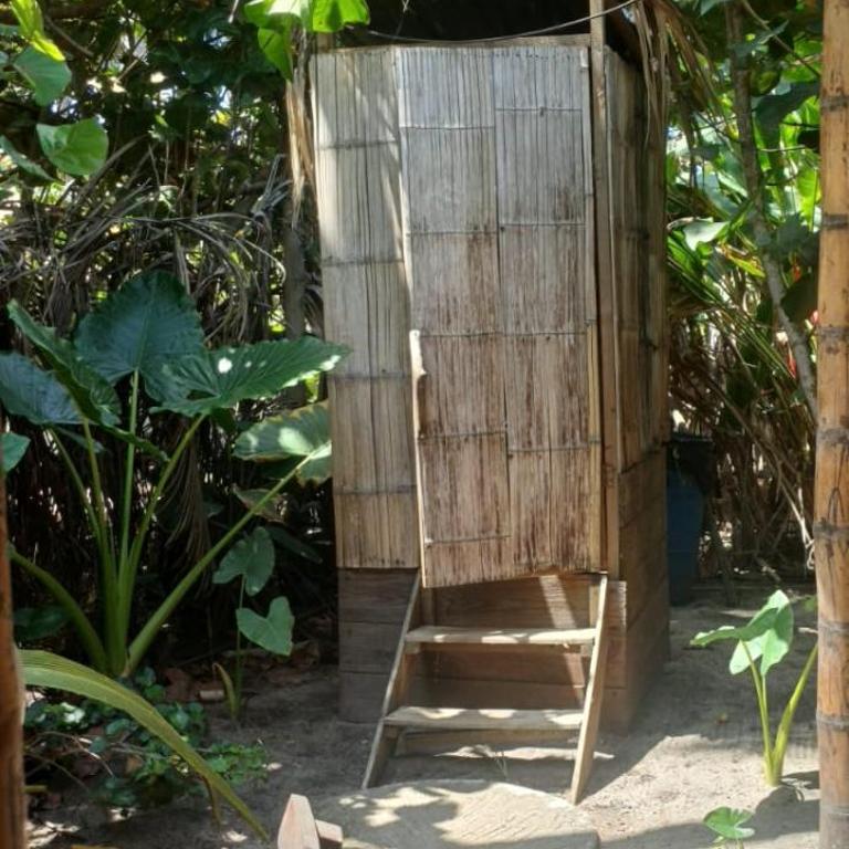 Lote 10 Tayrona Glamping - Habitación con cama grande y vistas al jardín - 1