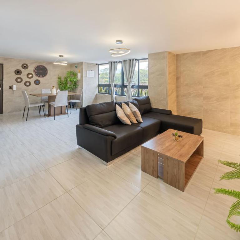 3 bedroom apartment, one block from lleras park p12 in medellin - Three-Bedroom Apartment - 9