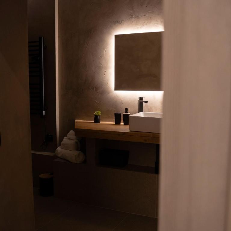 Suite 28 - One-Bedroom Apartment - 12