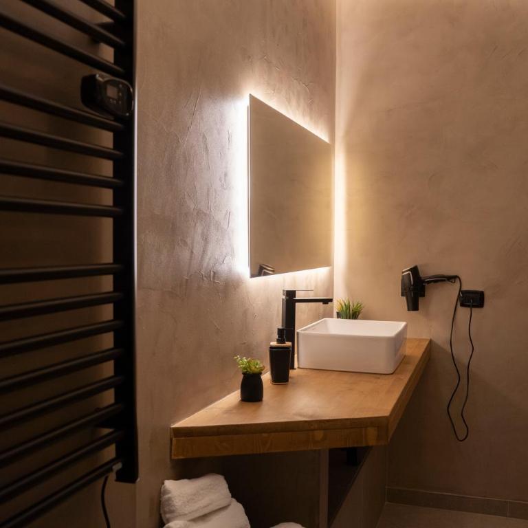 Suite 28 - One-Bedroom Apartment - 15