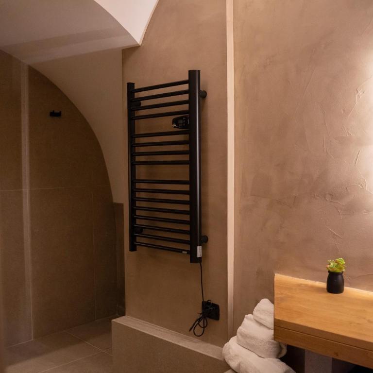 Suite 28 - One-Bedroom Apartment - 17