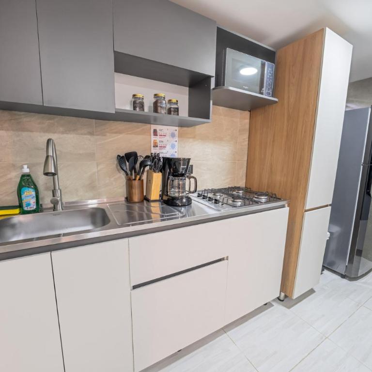 3 bedroom apartment, one block from lleras park p12 in medellin - Three-Bedroom Apartment - 21