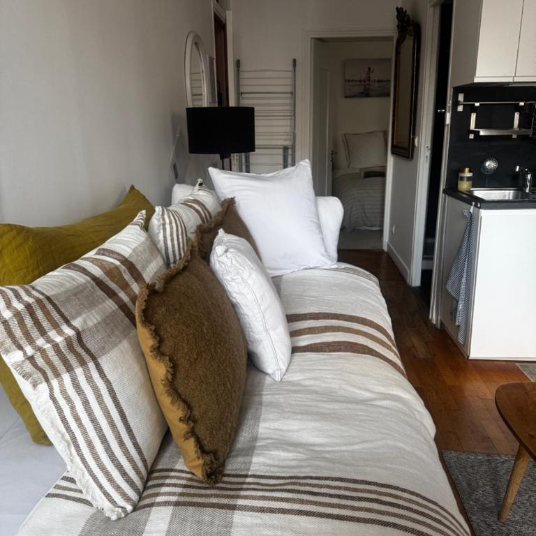 Paris Rooftop Views Cosy Separate Living Stay - One-Bedroom Apartment - 14