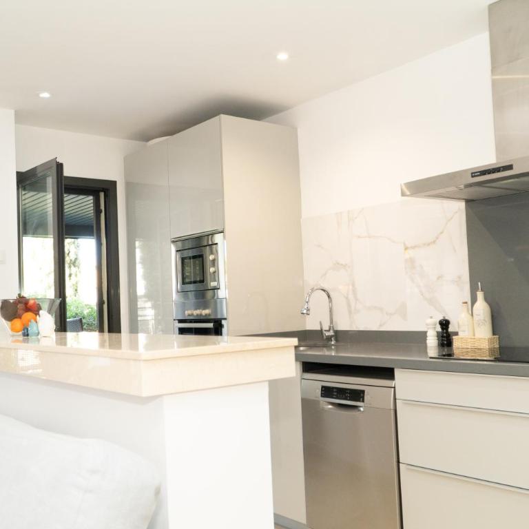 Luxury 2BR Apartment near Marbella & Puerto Banus Pool, Padel, Parking - Apartamento de 2 dormitorios - 4