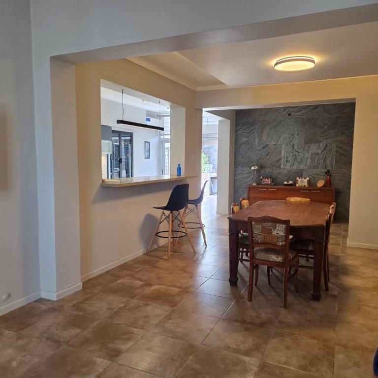Espectacular Casa con pileta y jacuzzi - Three-Bedroom Townhouse - 17