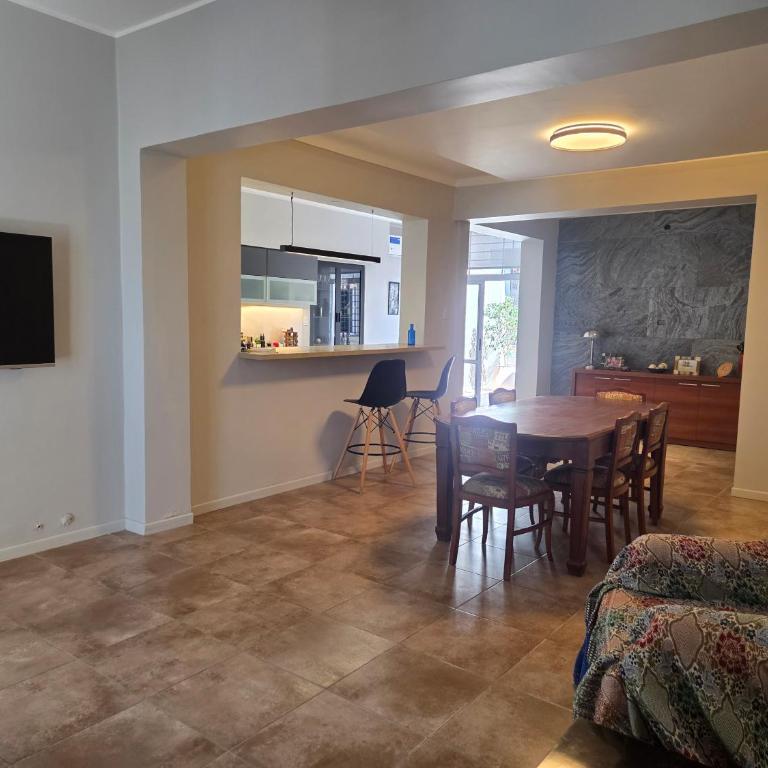 Espectacular Casa con pileta y jacuzzi - Three-Bedroom Townhouse - 27