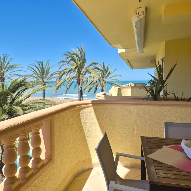 Estupendo apartamento en primera línea de playa y con vistas al mar - Apartamento con terraza - 5