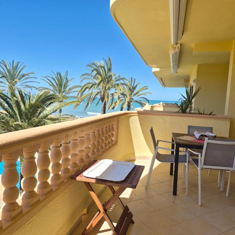 Estupendo apartamento en primera línea de playa y con vistas al mar - Apartamento con terraza - 6