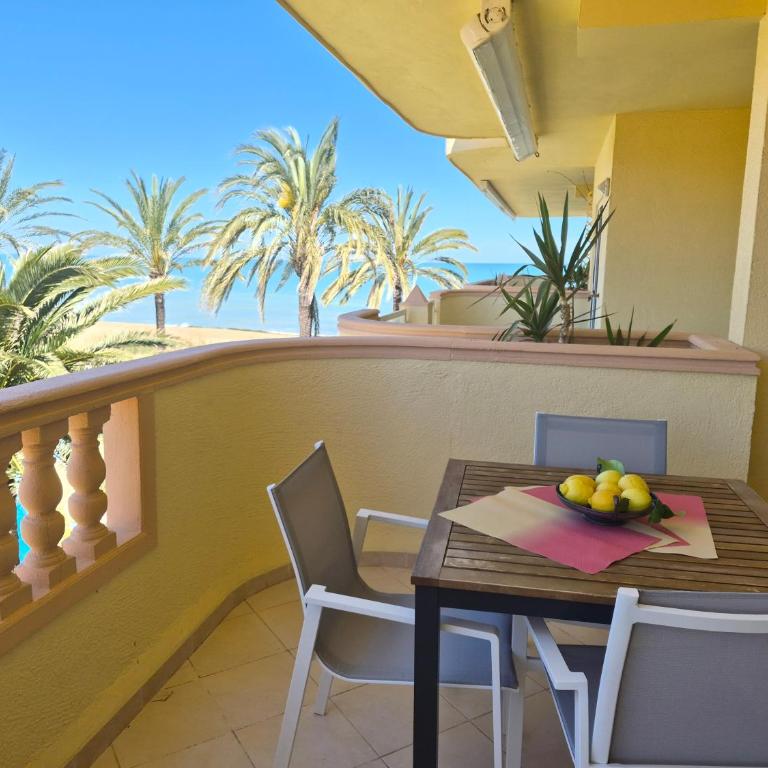 Estupendo apartamento en primera línea de playa y con vistas al mar - Apartamento con terraza - 1
