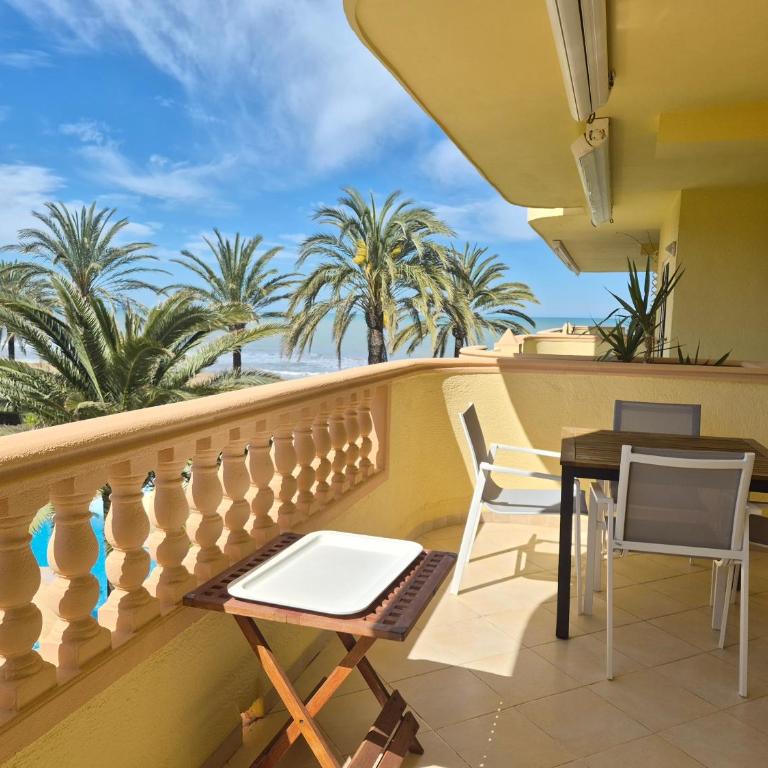 Estupendo apartamento en primera línea de playa y con vistas al mar - Apartamento con terraza - 7