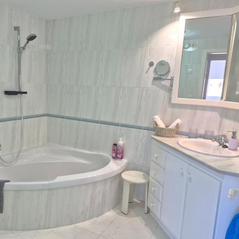 Estupendo apartamento en primera línea de playa y con vistas al mar - Apartamento con terraza - 26