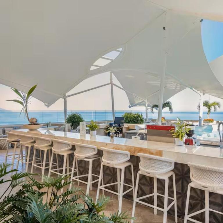 Oceanfront Indah Condo Sleeps 10 Sunsets - Three-Bedroom Apartment with Ocean View - 8