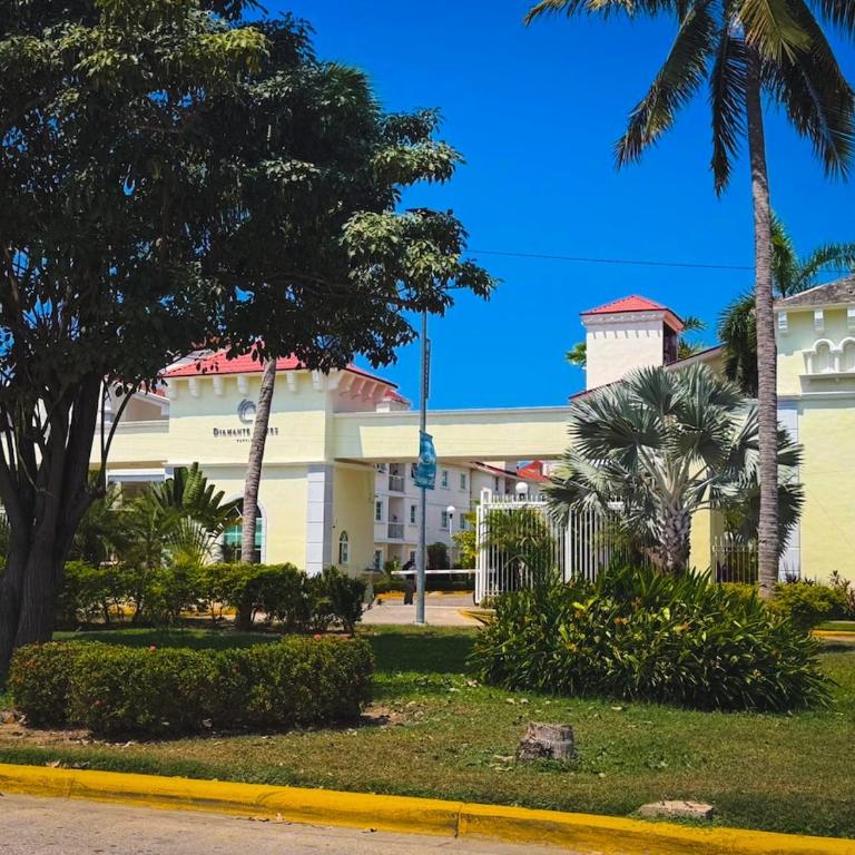 Espectacular Depa cerca de playa y Arena GNP - Apartamento de 3 dormitorios - 8
