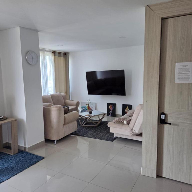 Luxury 3br 2ba Penthouse with rooftop pool - Three-Bedroom Premium Apartment with Balcony - 15