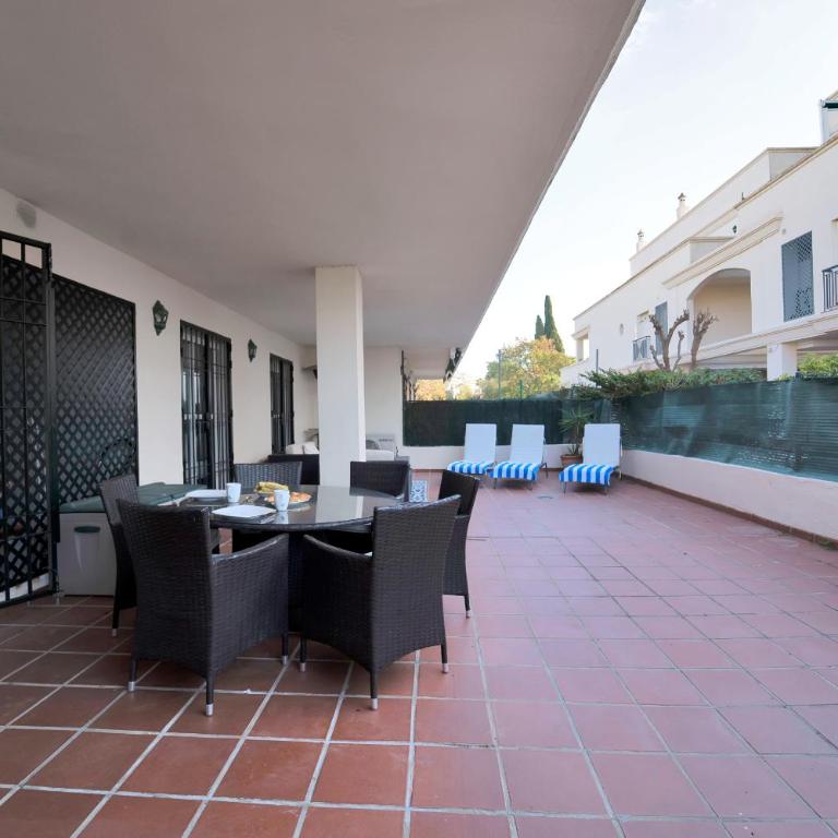 Apartamento con enorme terraza en complejo con piscina en Nueva Andalucía - Lorcrimar - Two-Bedroom Apartment - 16