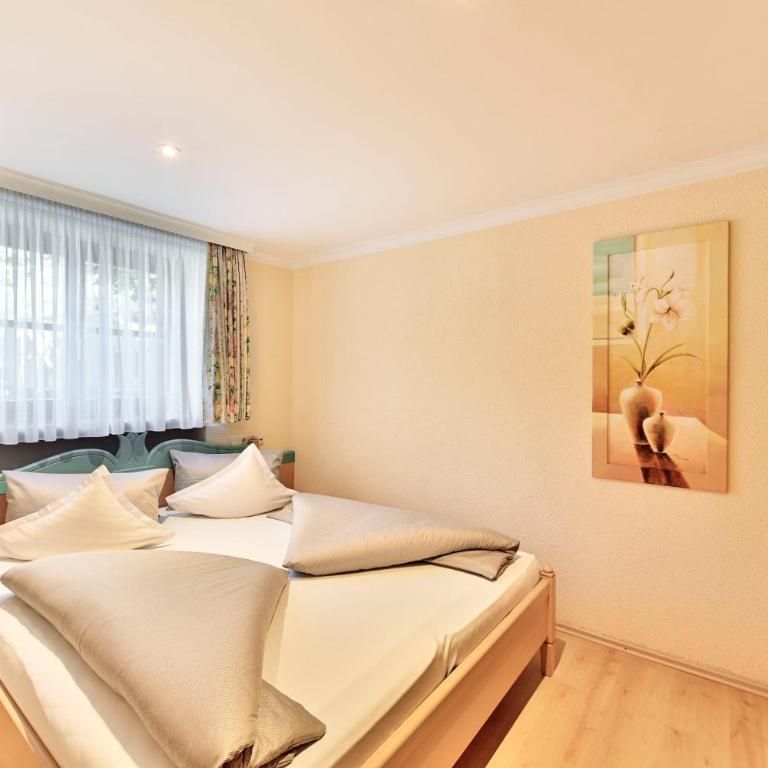 Pension Regina - Doppelzimmer mit Balkon - 2
