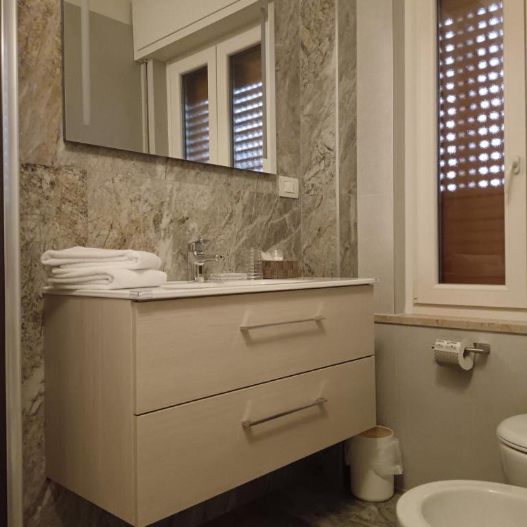 Hotel Margherita Meublè - Camera Matrimoniale con Bagno Privato - 5