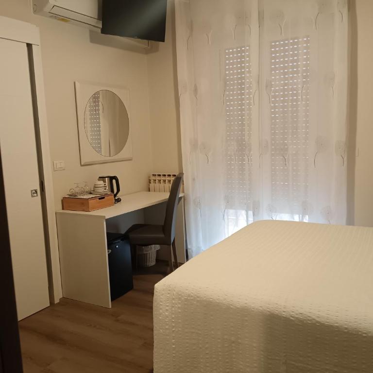 Hotel Margherita Meublè - Camera Matrimoniale con Bagno Privato - 9