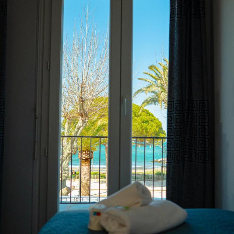 Hotel de la plage - Triple Room with Sea View - 2