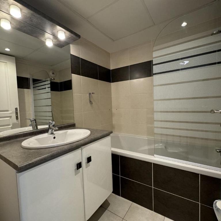Résidence avec piscine chauffée aux Baumettes - Appartement 2 Chambres - 5