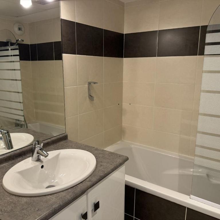 Résidence avec piscine chauffée aux Baumettes - Appartement 2 Chambres - 6