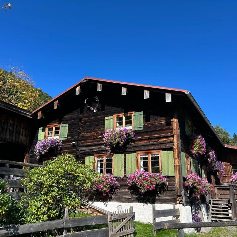 Wellnesshütte Allgäu Oberstdorf - Whirlpool & Alleinlage - Chalet mit 3 Schlafzimmern - 1