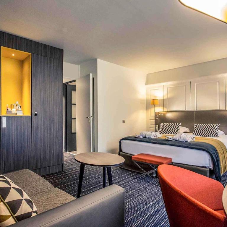 Hotel De Bourbon Grand Hotel Mercure Bourges - Chambre Privilège avec 1 lit double et canapé - 3