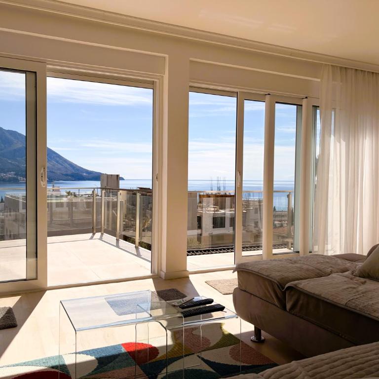 Apartments Marina - One-Bedroom Apartment with Sea View and Balcony - 2