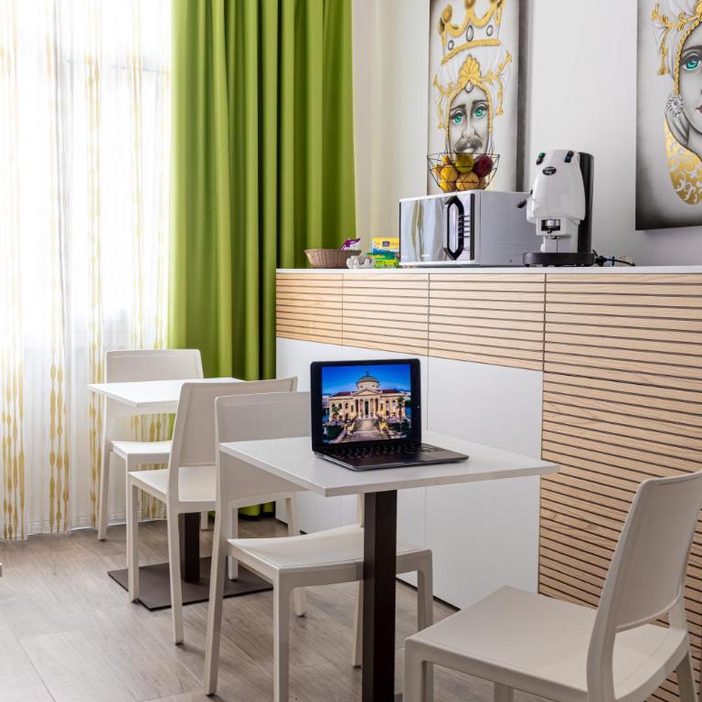Regina Rooms - Triple Room with Balcony - 8
