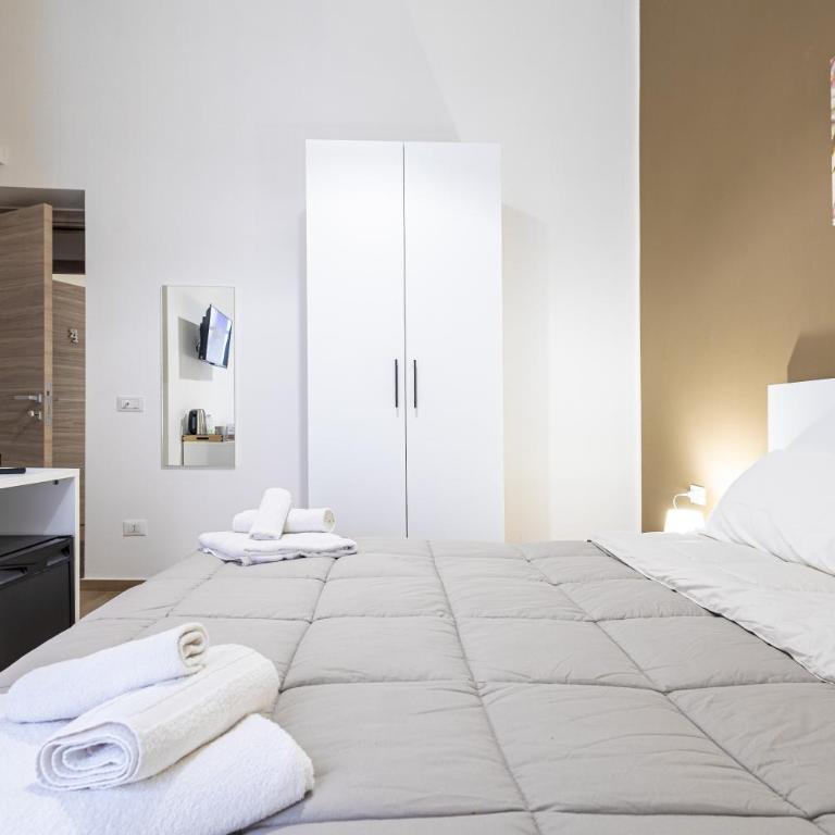 Regina Rooms - Double Room with Balcony - 14