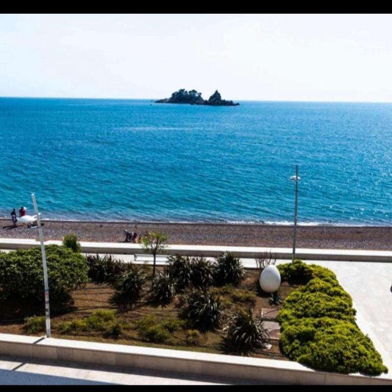 Mar de Lux - Deluxe One-Bedroom Apartment with Ocean View - 1
