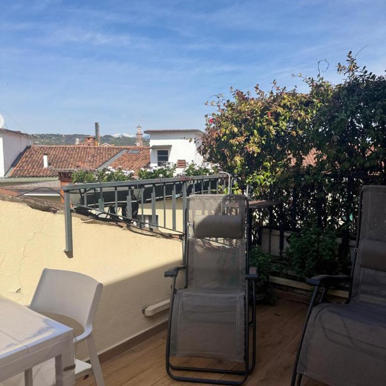 Attico con terrazzino vicino Arena - One-Bedroom Apartment - 24