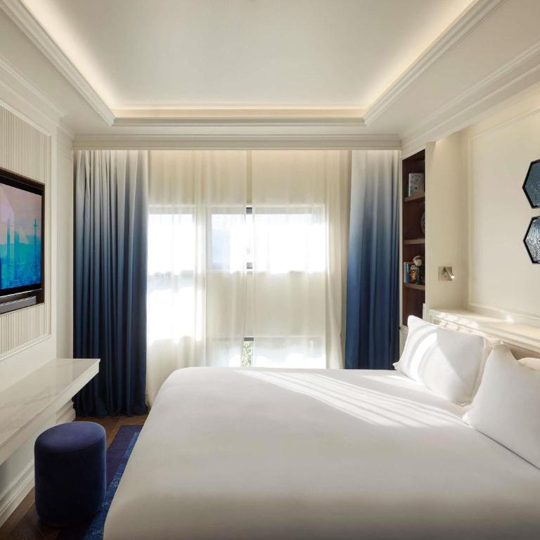 Sofitel Barcelona Skipper - Prestige Suite with City View - 11