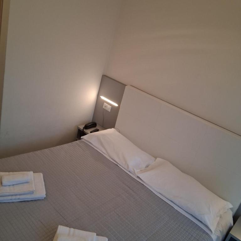 Hotel Aron Rimini - Camera Matrimoniale Budget - 5