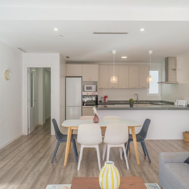 Modern, Stylish & Comfortable Apartment - Apartment with Balcony - 8